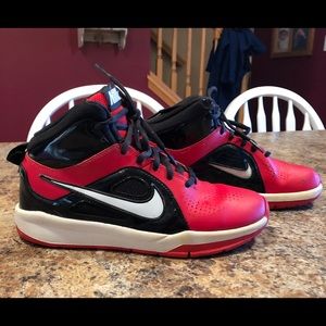 Boys size 4Y Nike shoes